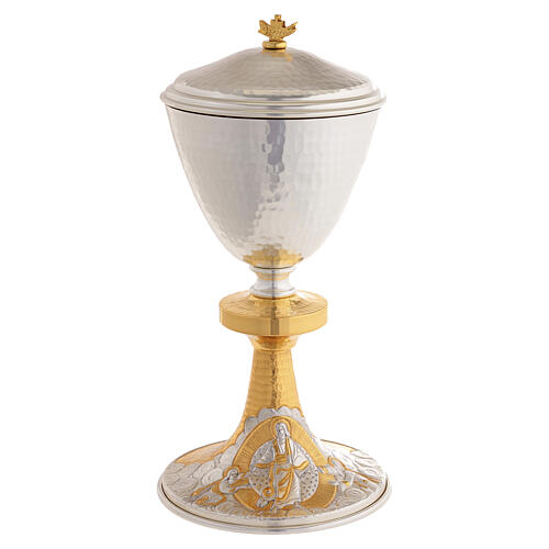 Chalice and ciborium in hammered, hand-chiseled brass with image of Jesus 9