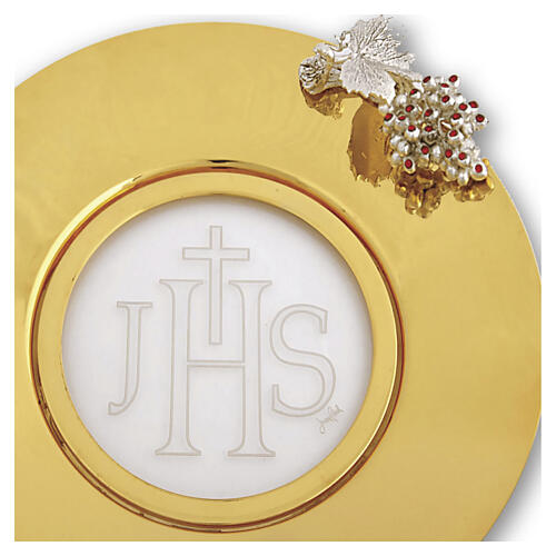 Gold-plated brass paten with JHS engraving on plexiglass and red crystals on grapes, 7 in, Pical Arte Creazioni 2