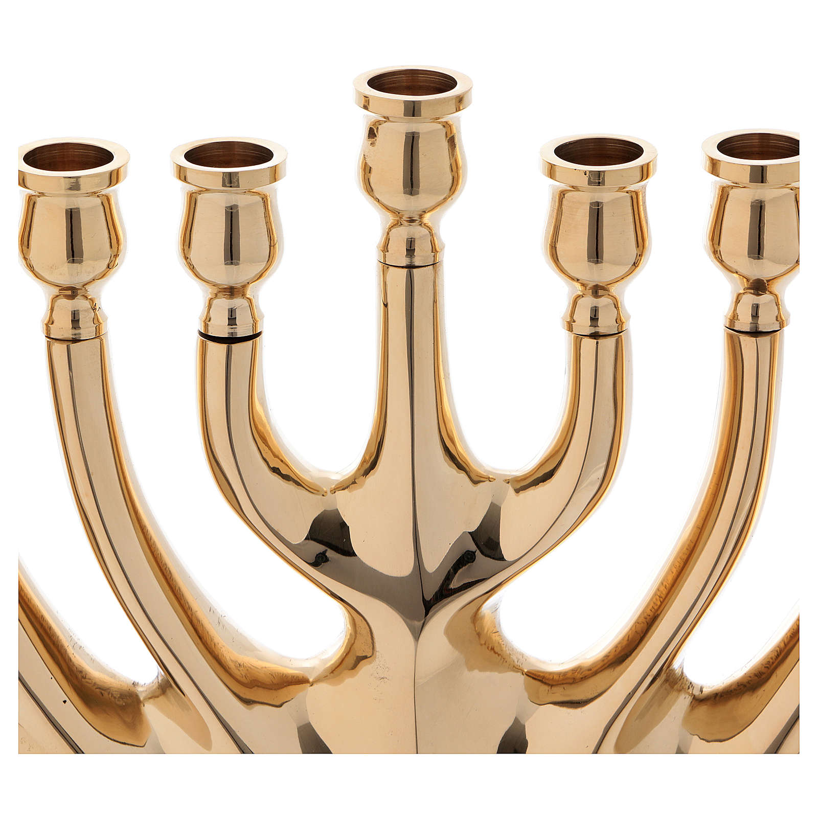 Un Grand Chandelier En Laiton Sans Bougies Debout Dans Une église