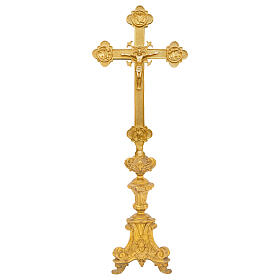 Conjunto candelabros e cruz estilo barroco acabamento em latão acetinado 70 cm