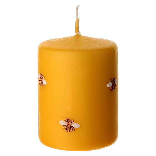 Candela cilindrica gialla con api decorate a mano 10 cm Cereria Di Giorgio 1