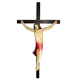 Corps du Christ avec tissu rouge sur croix en bois frêne