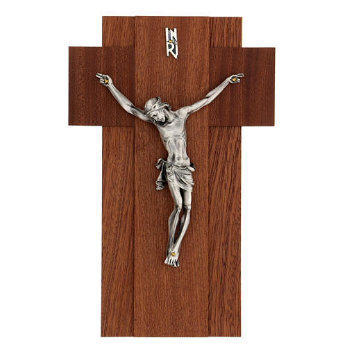 Holzkreuz mit Christuskőrper aus versilbertem Metall 1