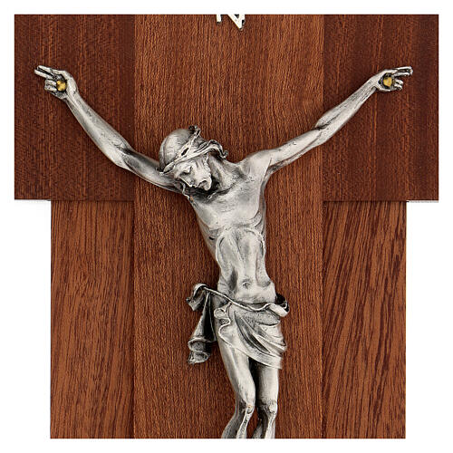 Holzkreuz mit Christuskőrper aus versilbertem Metall 2