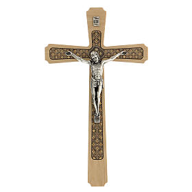 Kruzifix aus verziertem hellem Holz mit Christuskőrper aus versilbertem Metall, 30 cm