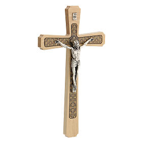 Kruzifix aus verziertem hellem Holz mit Christuskőrper aus versilbertem Metall, 30 cm