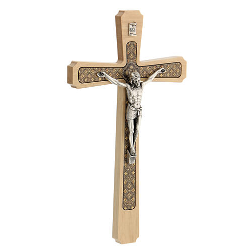 Kruzifix aus verziertem hellem Holz mit Christuskőrper aus versilbertem Metall, 30 cm 2