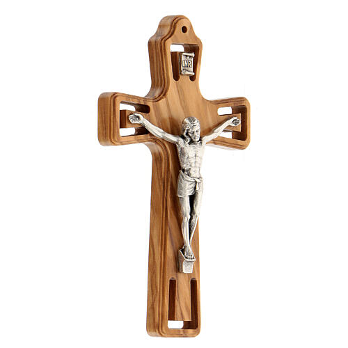 Crucifixo oliveira Cristo metal prateado extremidades perfuradas 11 cm 3