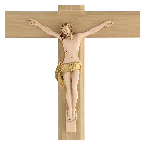 50 cm großes Kruzifix aus gebeiztem Nussbaumholz mit Christuskőrper aus handbemaltem Harz 2