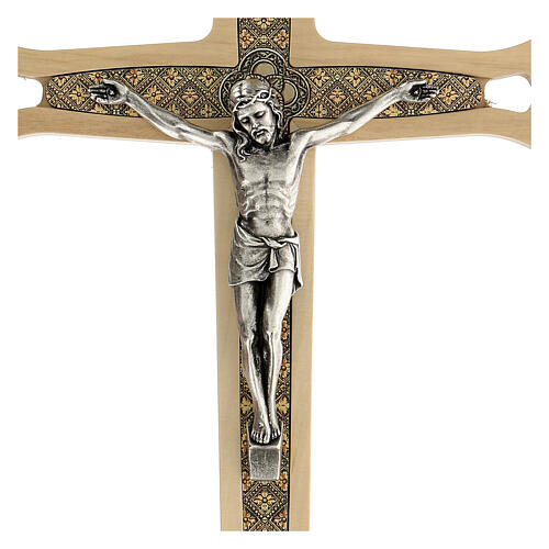 Kruzifix aus hellem Holz mit bunten Einsätzen und Christuskőrper aus Metall, 30 cm 2