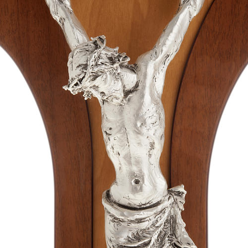 Crucifixo madeira de mogno corpo metal prateado 2