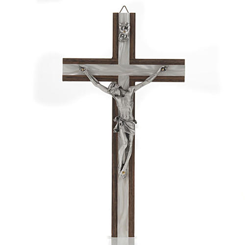 Crucifijo de madera clara y metal plateado. 1