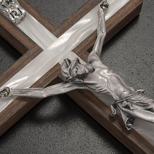 Crucifixo madeira clara e metal elemento embutido imitação madrepérola 2