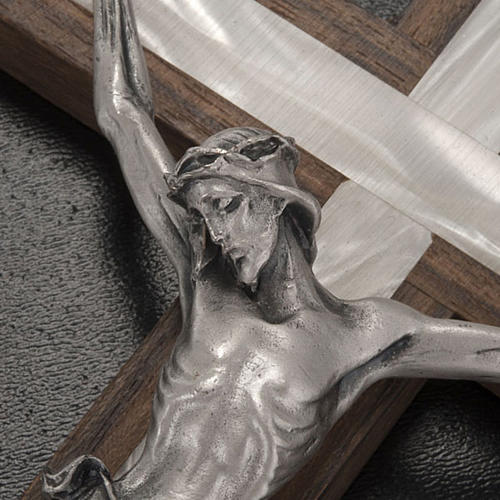 Crucifixo madeira clara e metal elemento embutido imitação madrepérola 3