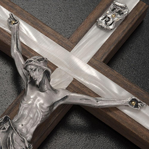 Crucifixo madeira clara e metal elemento embutido imitação madrepérola 4