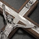 Crucifixo madeira clara e metal elemento embutido imitação madrepérola s4