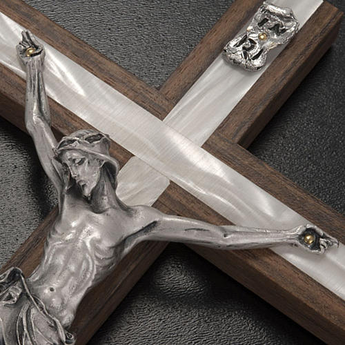 Crucifix in light wood with pearly metal insert 4