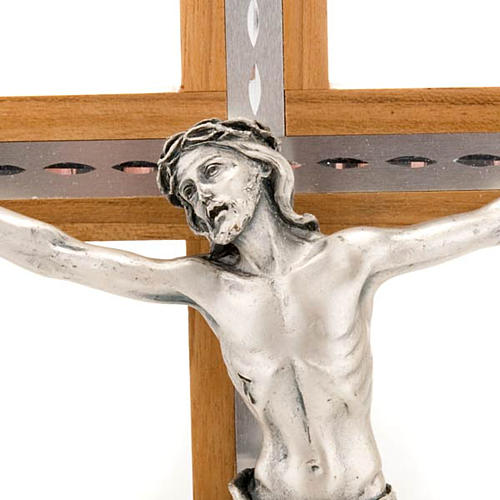 Crucifixo madeira nogueira e alumínio corpo metal prateado 2