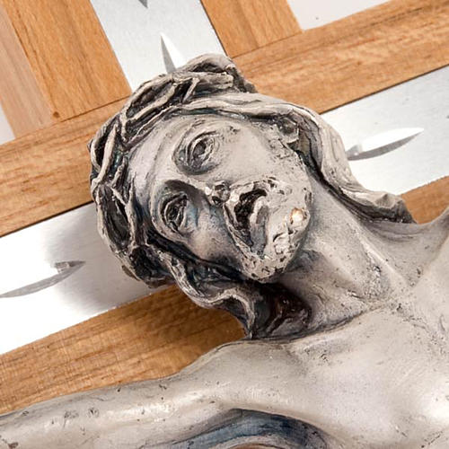 Crucifixo madeira nogueira e alumínio corpo metal prateado 3