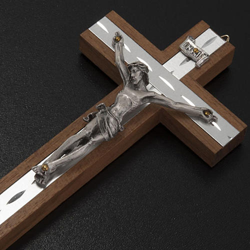Kruzifix aus Aluminium und Nussbaumholz. 3