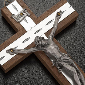 Crucifix métal argenté, bois, alluminium.
