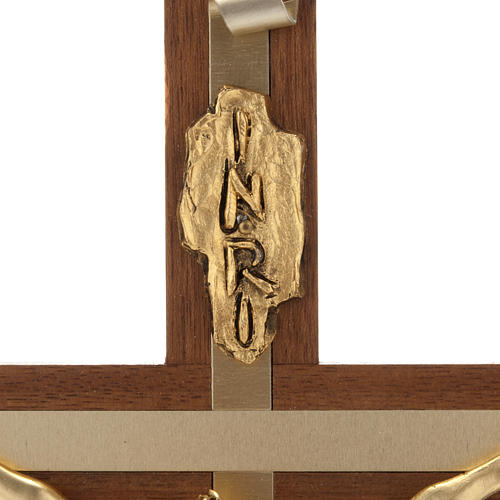 Crucifixo madeira nogueira metal dourado parte embutida alumínio 5