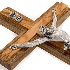 Kruzifix aus Nussbaum- und Olivenholz und Metall.