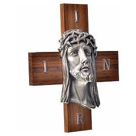 Kreuz aus Nussbaumholz mit Antlitz Christi.