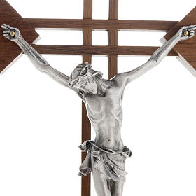 Stilisierter Kruzifix aus Nussbaumholz und Metall.