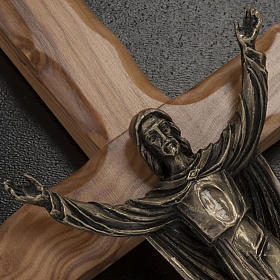 Auferstandene bronzefarbige Christus auf Olivenholz Kreuz.