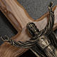 Auferstandene bronzefarbige Christus auf Olivenholz Kreuz. s2
