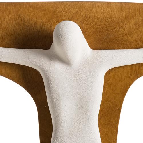 Crocifisso argilla bianca su croce legno 28 cm 3