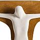 Crocifisso argilla bianca su croce legno 28 cm s3
