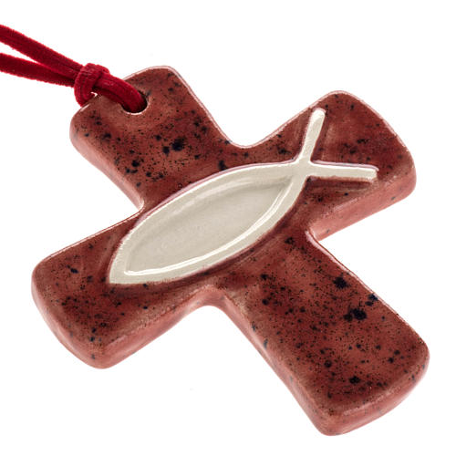 Kreuz aus roter Keramik mit Fisch. 1