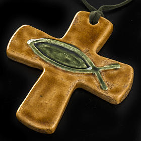 Kreuz aus brauner Keramik mit grünem Fisch.