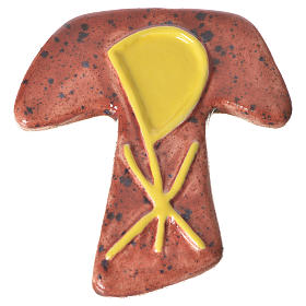 Kreuz Tau aus roter Keramik mit Christusmonogramm.