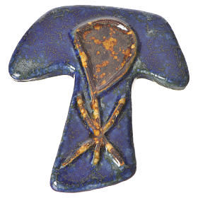 Kreuz Tau aus blauer Keramik mit Christusmonogramm.