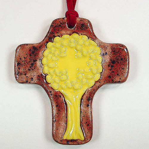 Kreuz aus roter Keramik mit Baum des Lebens. 1