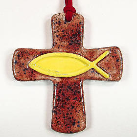 Kreuz aus roter Keramik mit Fisch.