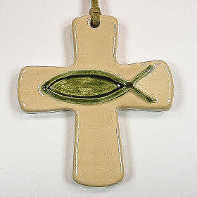 Kreuz aus Elfenbeinkeramik mit grünem Fisch.