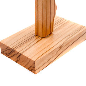Krucyfiks stojący z drewna oliwkowego o zakrzywionym ksztaÅ