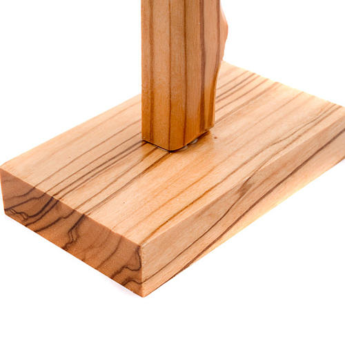 Krucyfiks stojący z drewna oliwkowego o zakrzywionym ksztaÅ 2