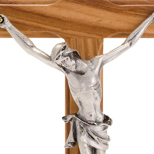 Crucifixo de mesa madeira oliveira e metal prateado 3