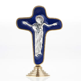 Tischkreuz mit Christus und Maria mit Kelch aus blauen Metall.