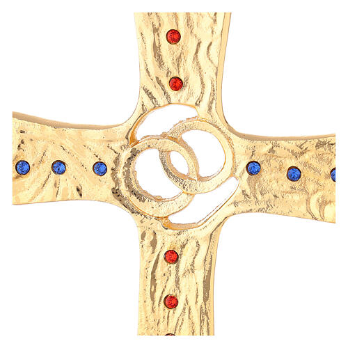 Hochzeitskreuz aus vergoldetem Messing mit Kristallen und gekreuzten Eheringen 2