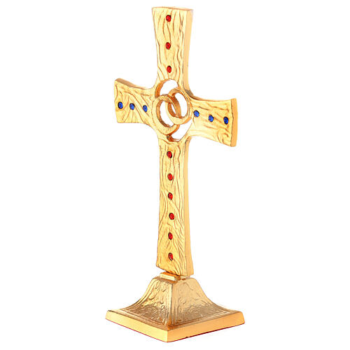 Hochzeitskreuz aus vergoldetem Messing mit Kristallen und gekreuzten Eheringen 3