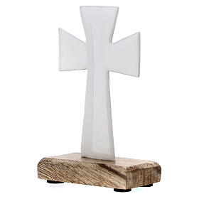 Tischkreuz aus weiß emailliertem Eisen mit Holzsockel, 10 cm