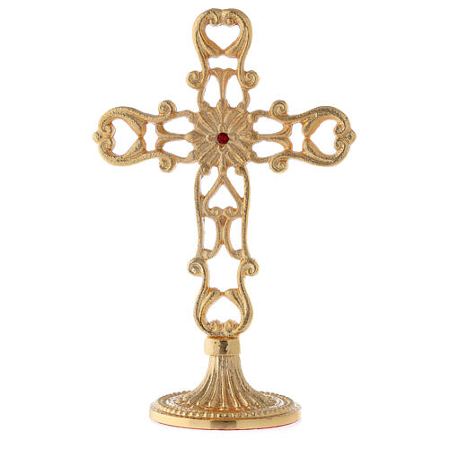 Kreuz aus vergoldetem Messing mit gelochtem Sockel und rotem Kristall, 21 cm hoch 1