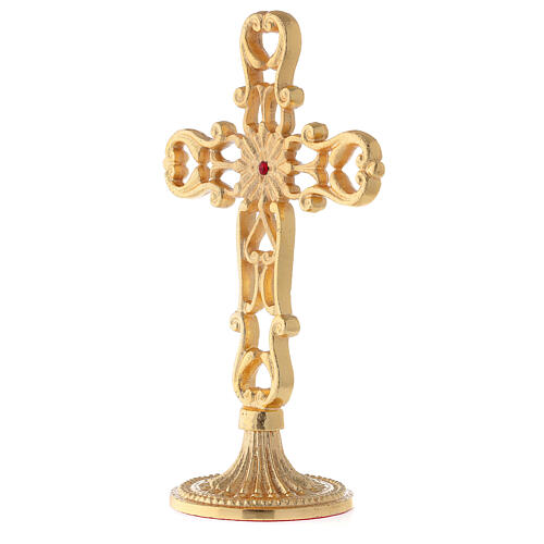 Kreuz aus vergoldetem Messing mit gelochtem Sockel und rotem Kristall, 21 cm hoch 3