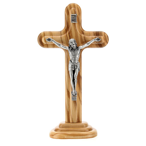 Abgerundetes Kruzifix aus Olivenbaumholz mit Christuskőrper aus Metall, 16 cm 1